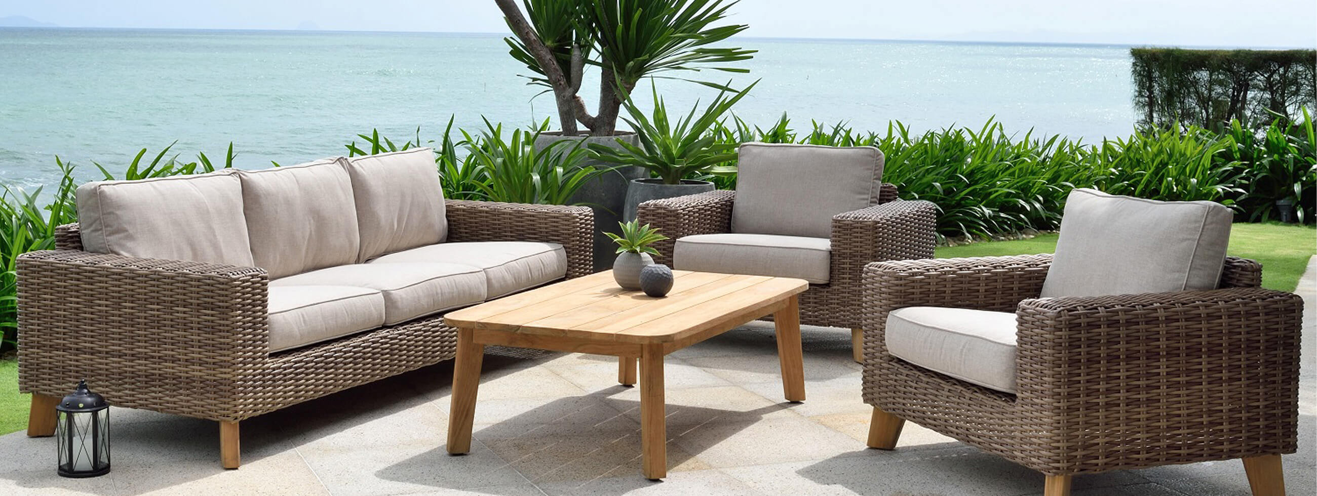 Bahamas Style Outdoor Set with Cocktail Table